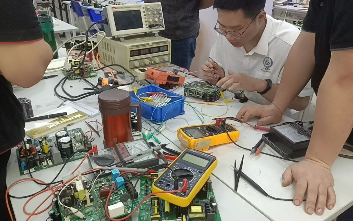 凭良-工业电路板维修培训我们学校这边是从最简单基础的电子元器件原